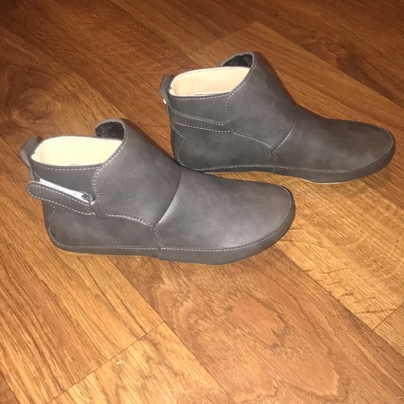 Miss Lola Shoes - NEW Women’s size 6 stylish gray ankle boot slides